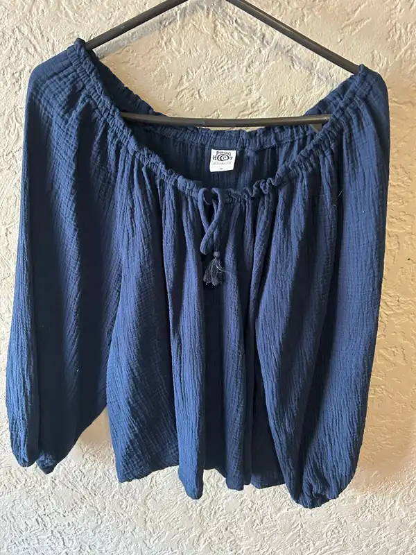 Piping hot navy peasant style top size 20