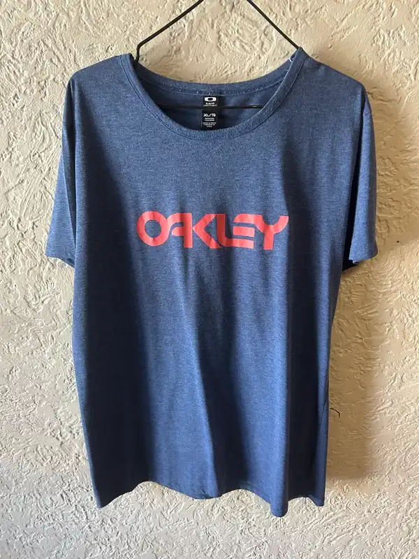 Men’s Oakley blue/red logo tee