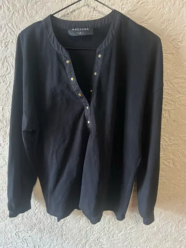 Decjuba black long sleeve tee