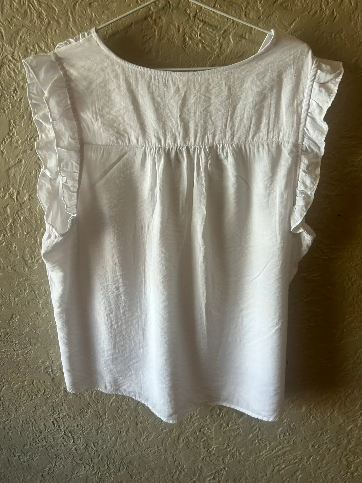 Women’s white ruffled sleeveless blouse – photo 2