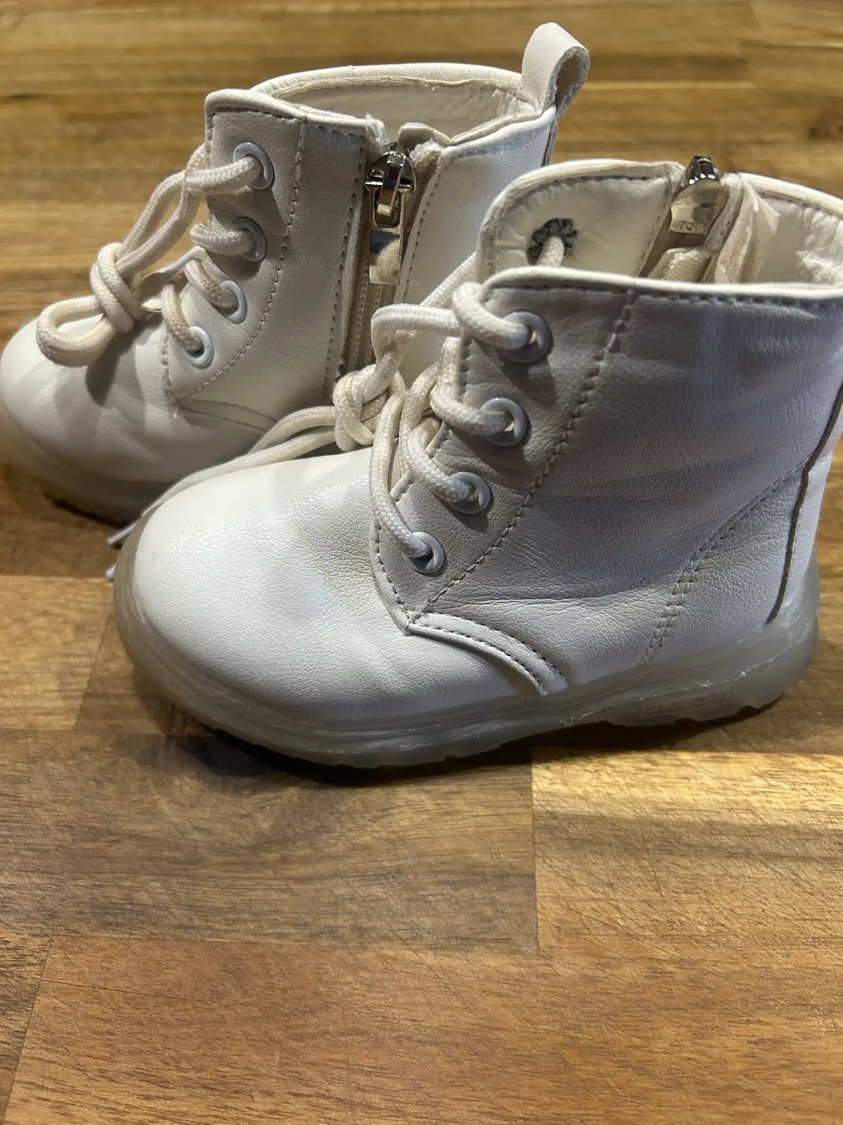 Kids white ankle boots size 7AU – photo 4