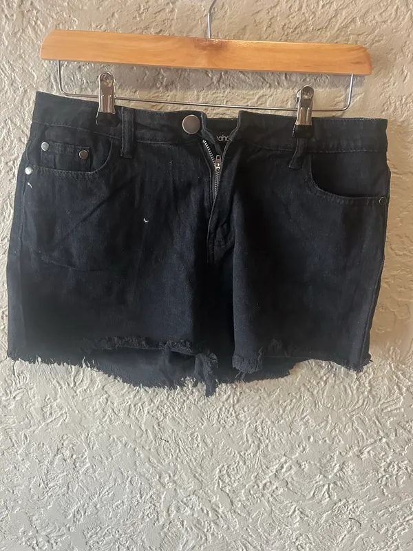Boohoo black denim cutoff shorts