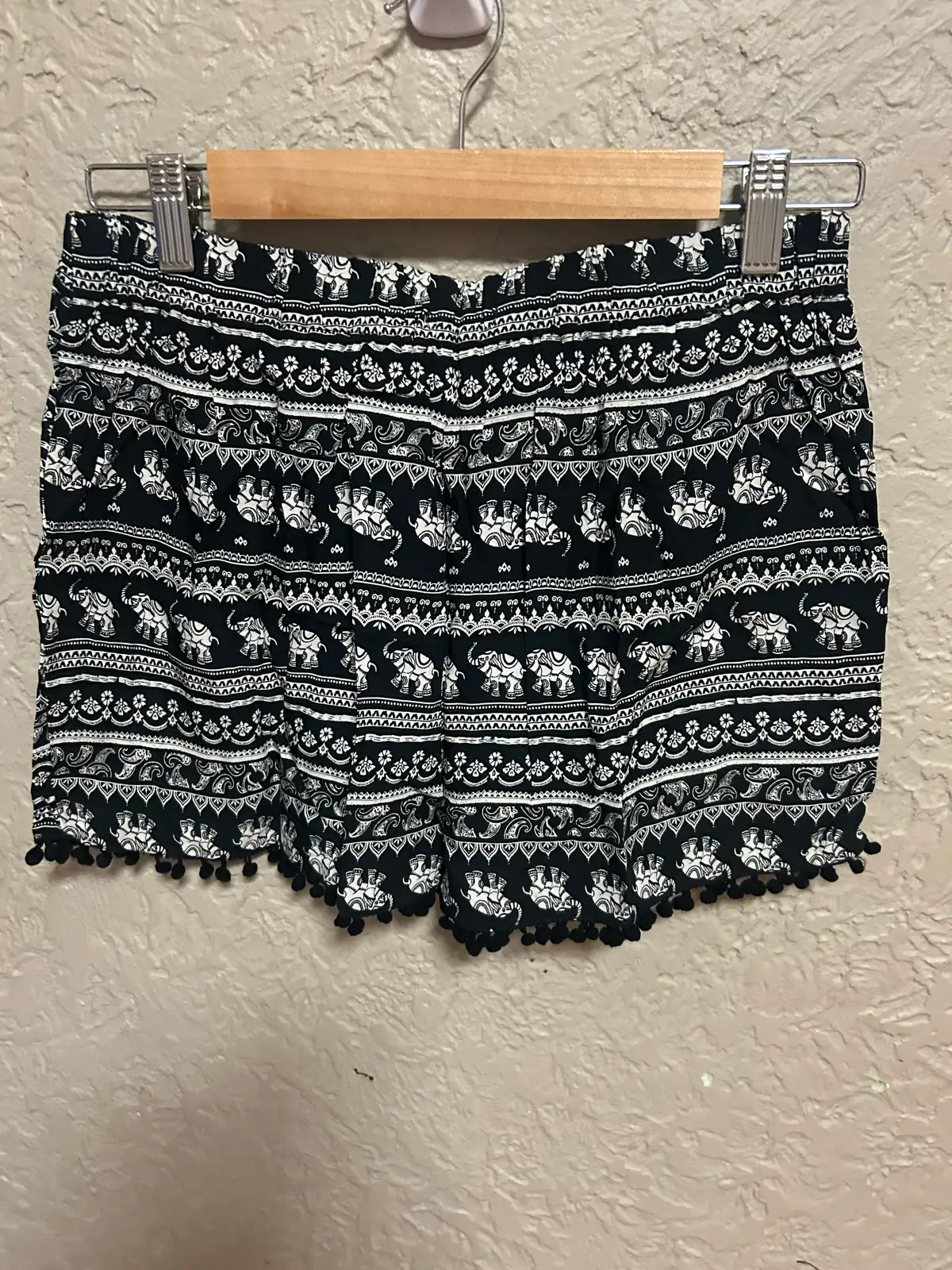 Lily loves black/white elephant print shorts – photo 5