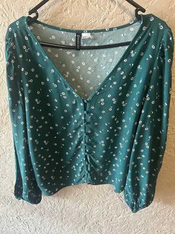 H&M green floral cropped blouse