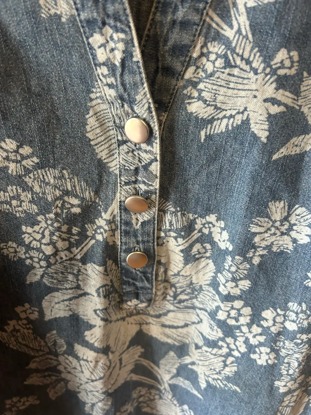 Suzanne grae white floral printed denim blouse – photo 3