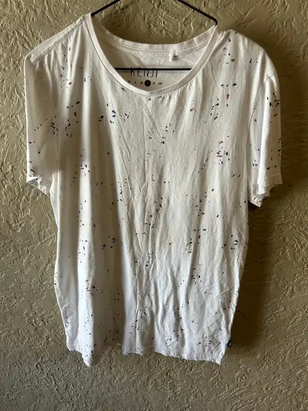 Men’s kenji white with paint splatter tee