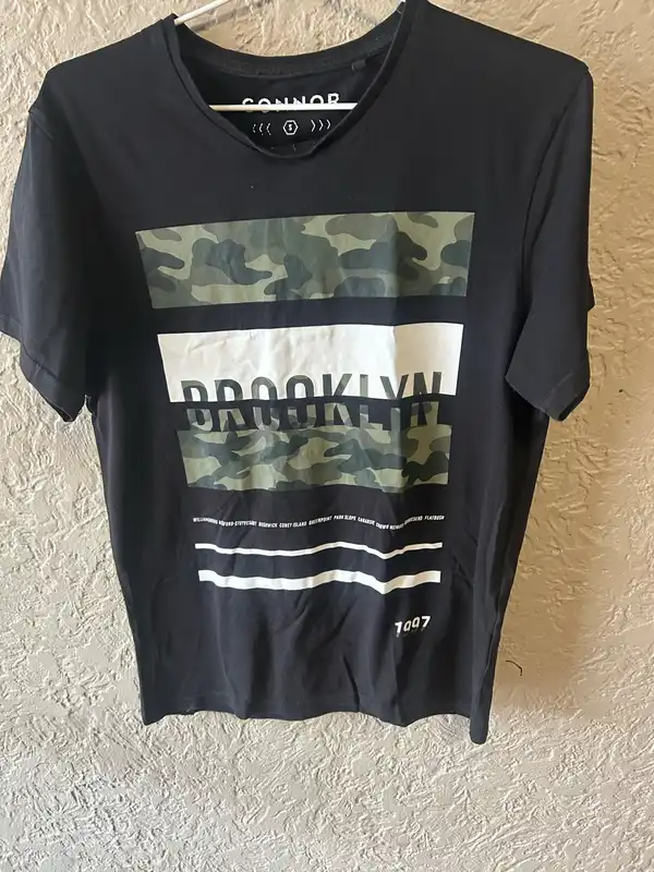 Connor men’s black graphic tee