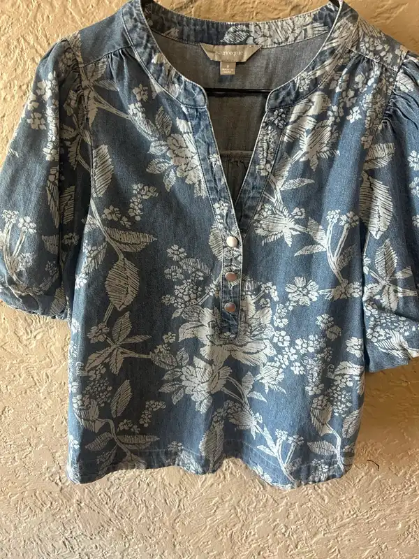 Suzanne grae white floral printed denim blouse