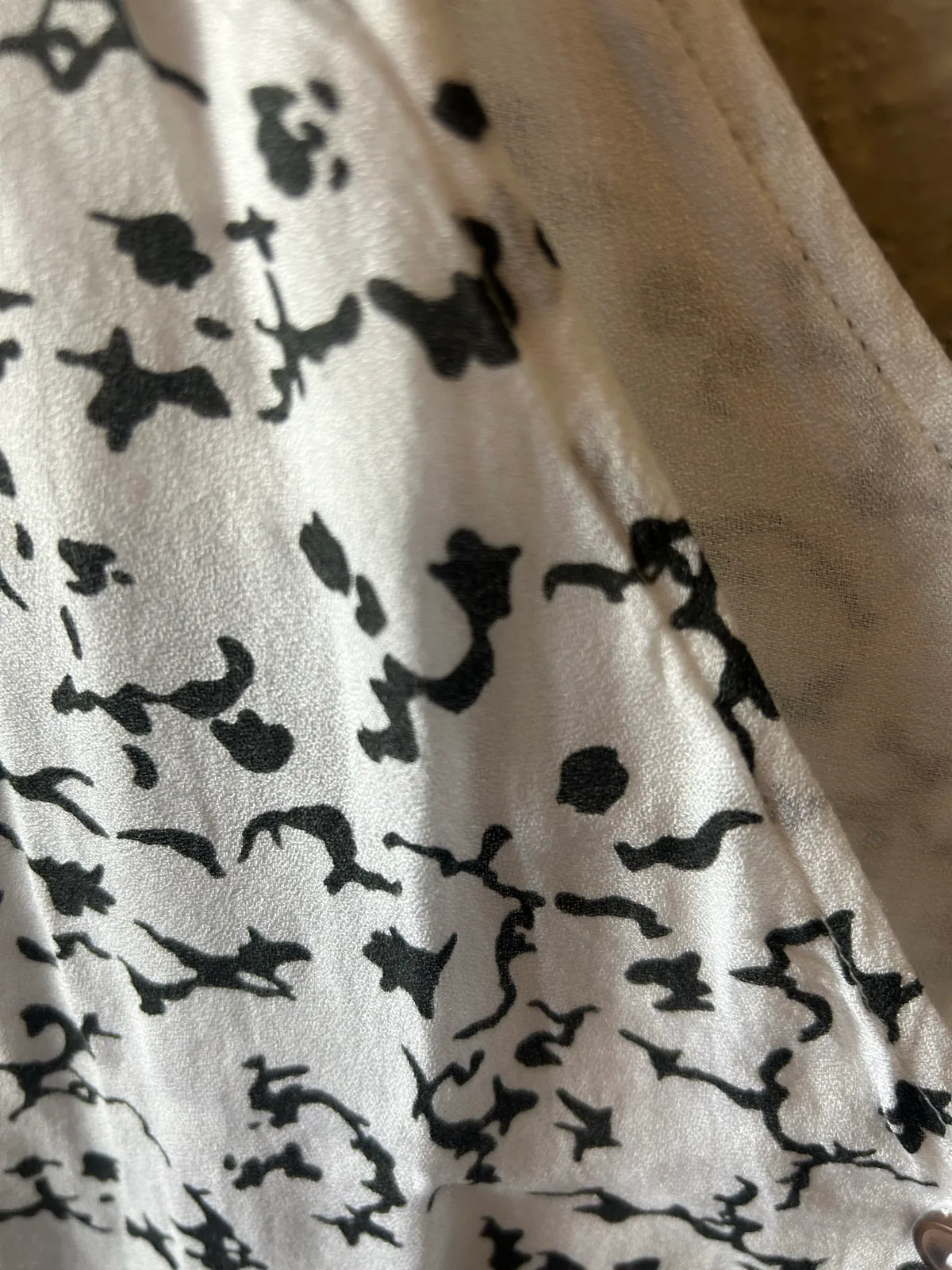 RVCA white v neck playsuit with abstract design – photo 3