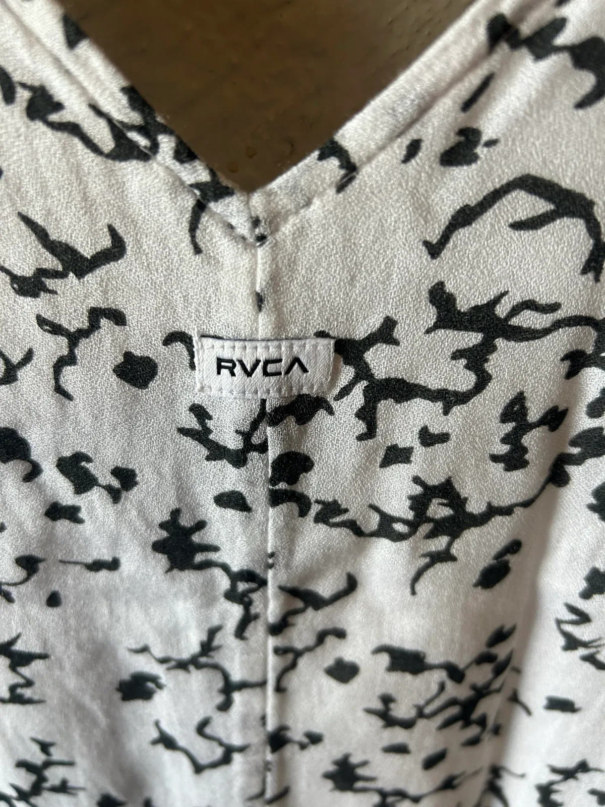 RVCA white v neck playsuit with abstract design – photo 4