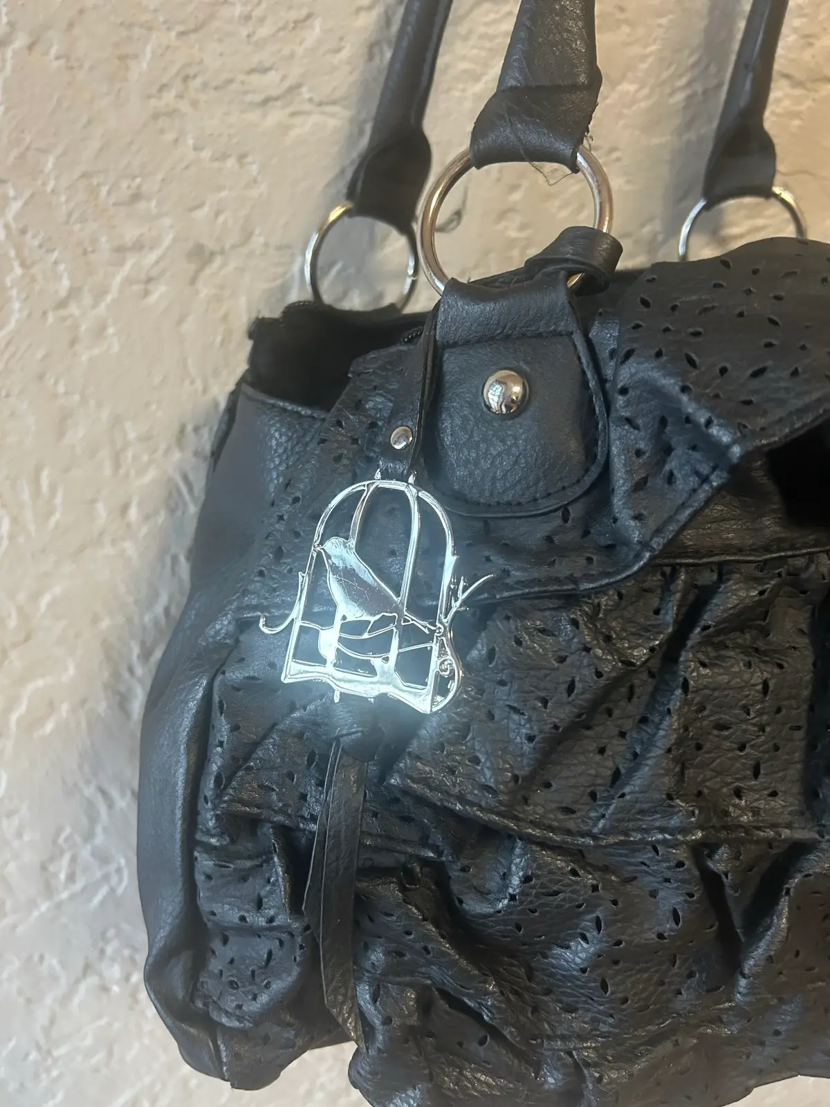 Black shoulder bag with perforated fringes – photo 3