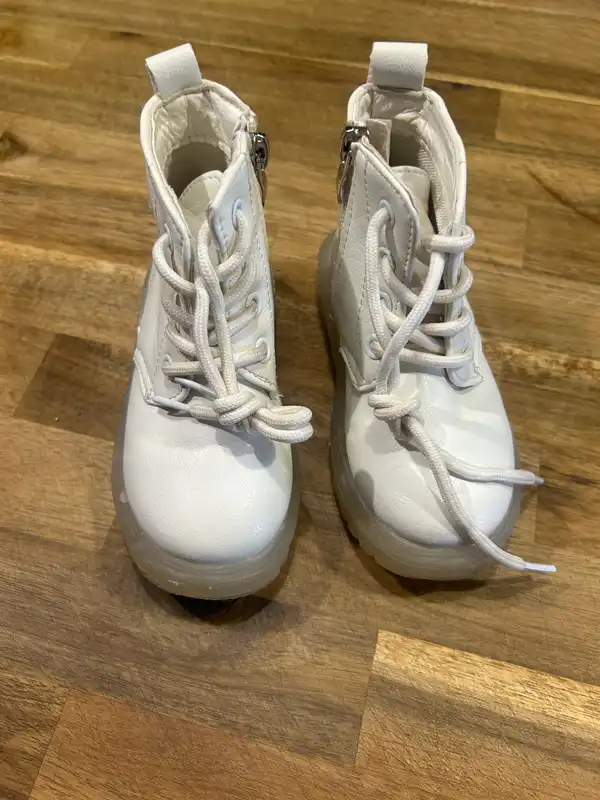 Kids white ankle boots size 7AU