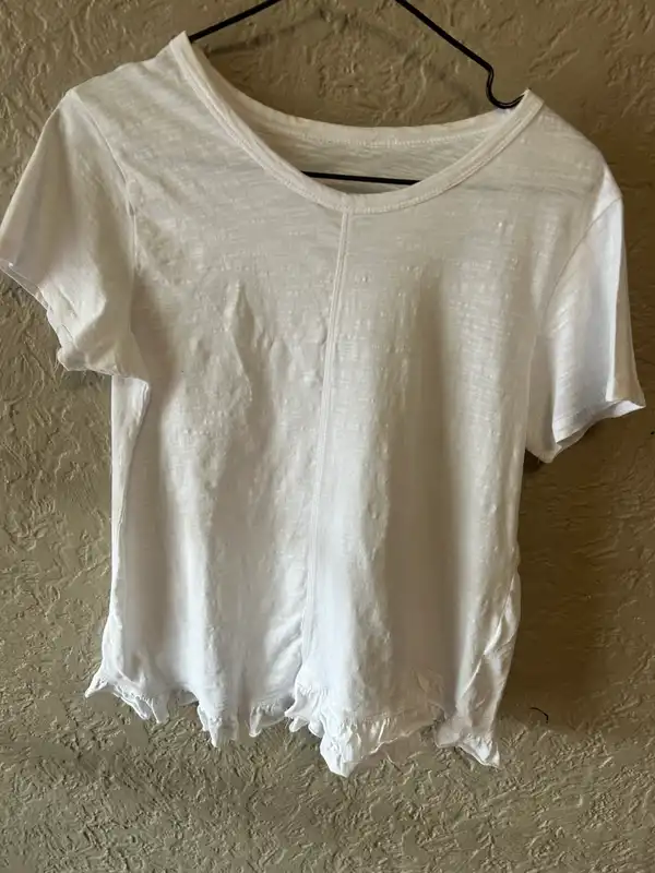 White cotton short sleeve tshirt with ruffled hem