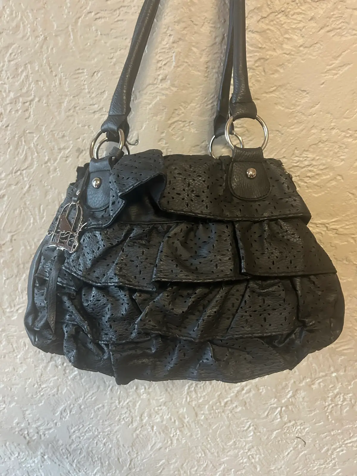 Black shoulder bag with perforated fringes – photo 4