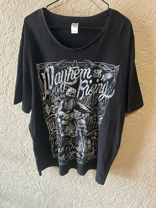 Men’s black graphic MAYHEM RISING. Tee