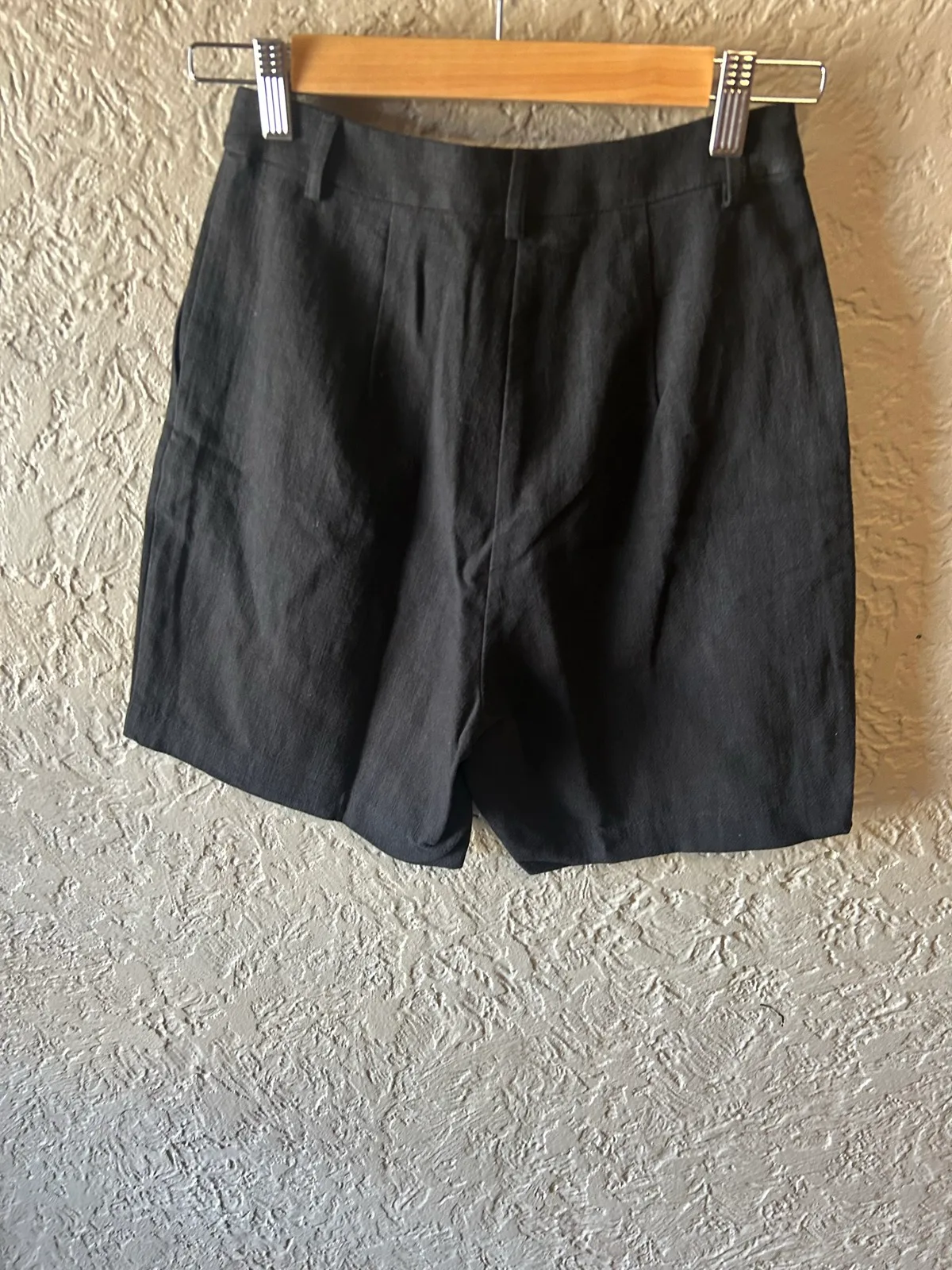 Lily loves black pleated Bermuda shorts – photo 3