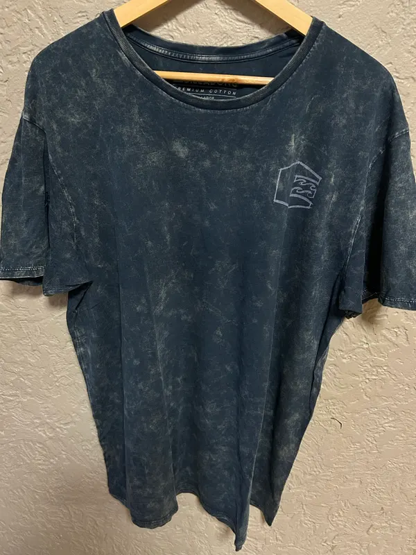 Men’s billabong navy blue tee