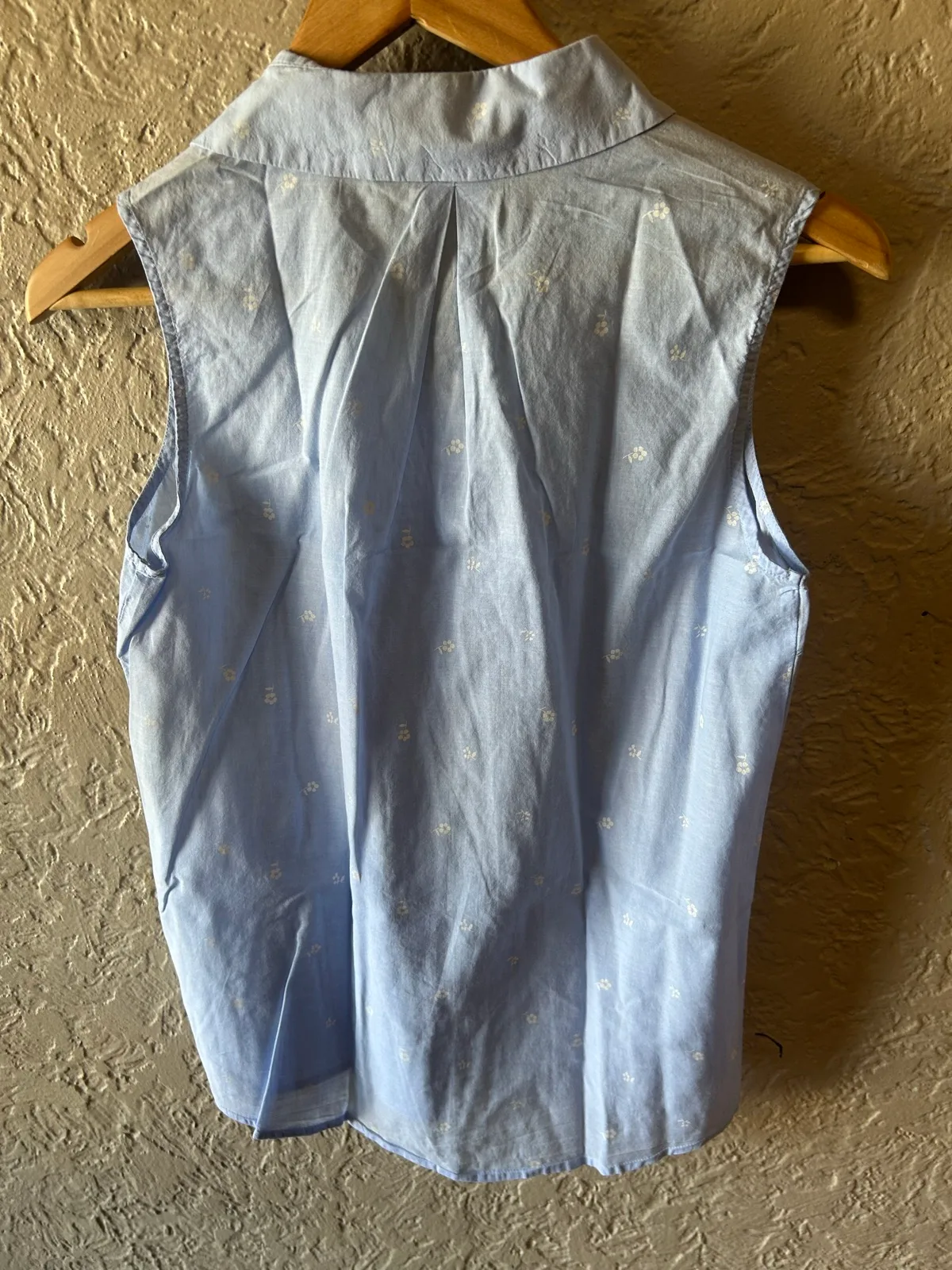Target light blue sleeveless white floral print shirt – photo 4