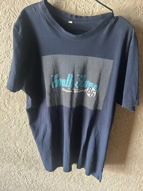 Men’s navy blue cotton graphic tee