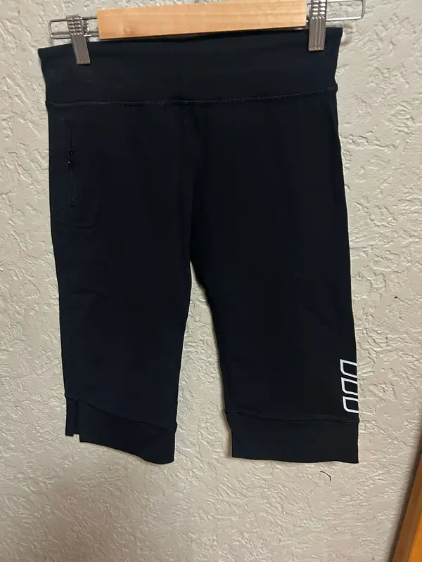 Lorna Jane black capri leggings