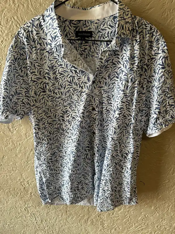 Mecoto white with blue leaf print shirt