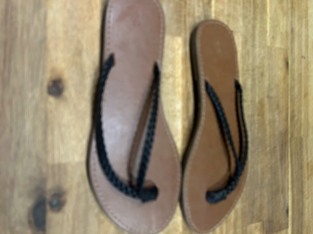Women’s brown thongs with black braided straps – photo 5