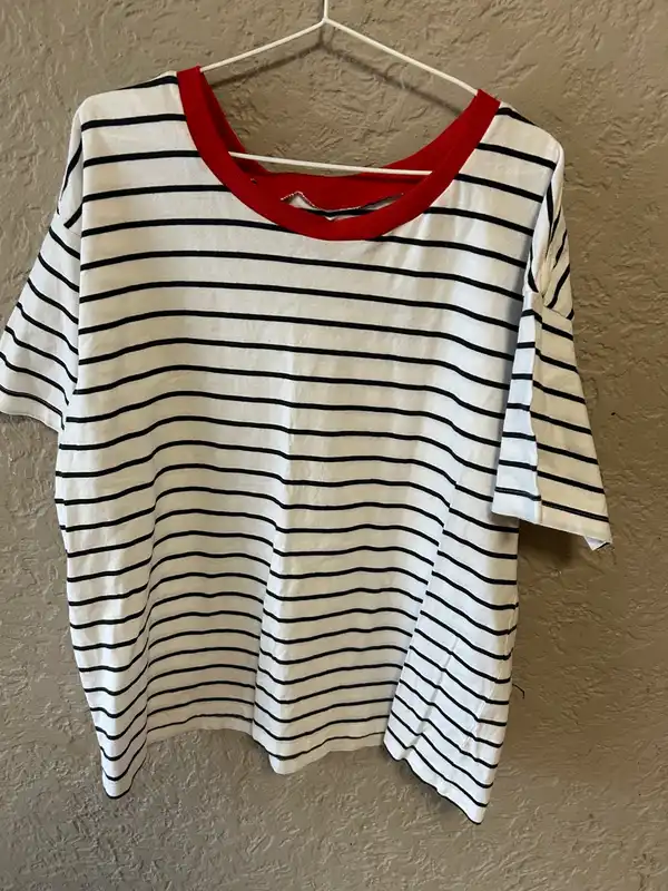 White/black striped tee