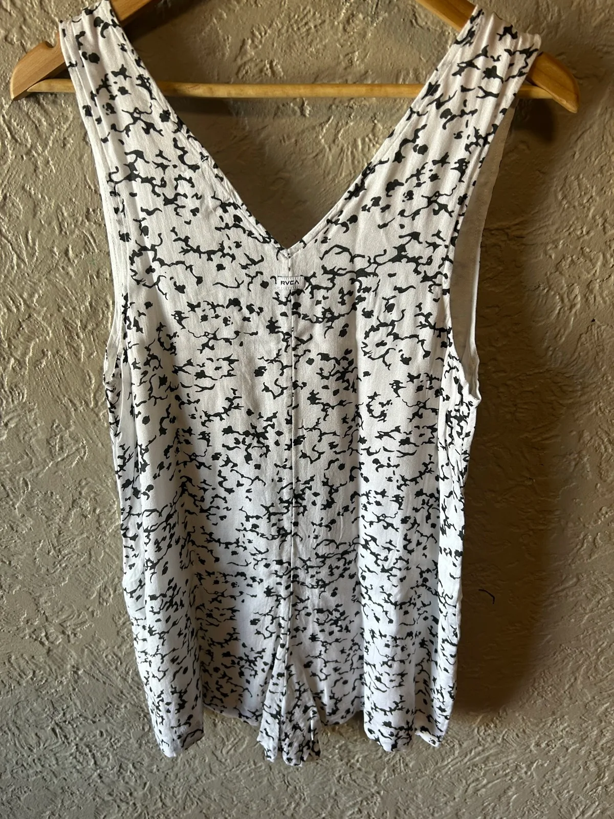 RVCA white v neck playsuit with abstract design – photo 5