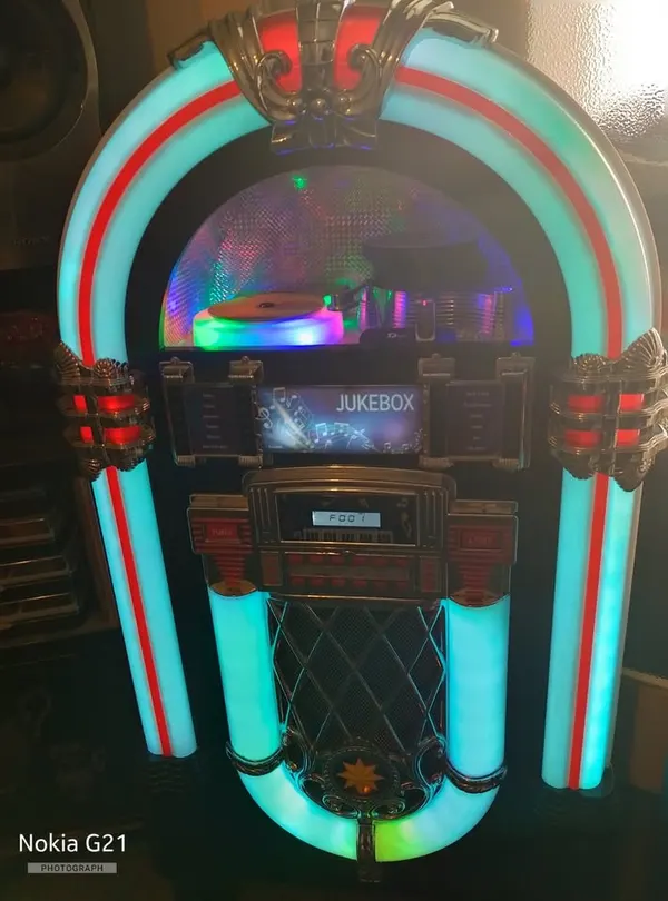 RETRO STYLE JUKEBOX
