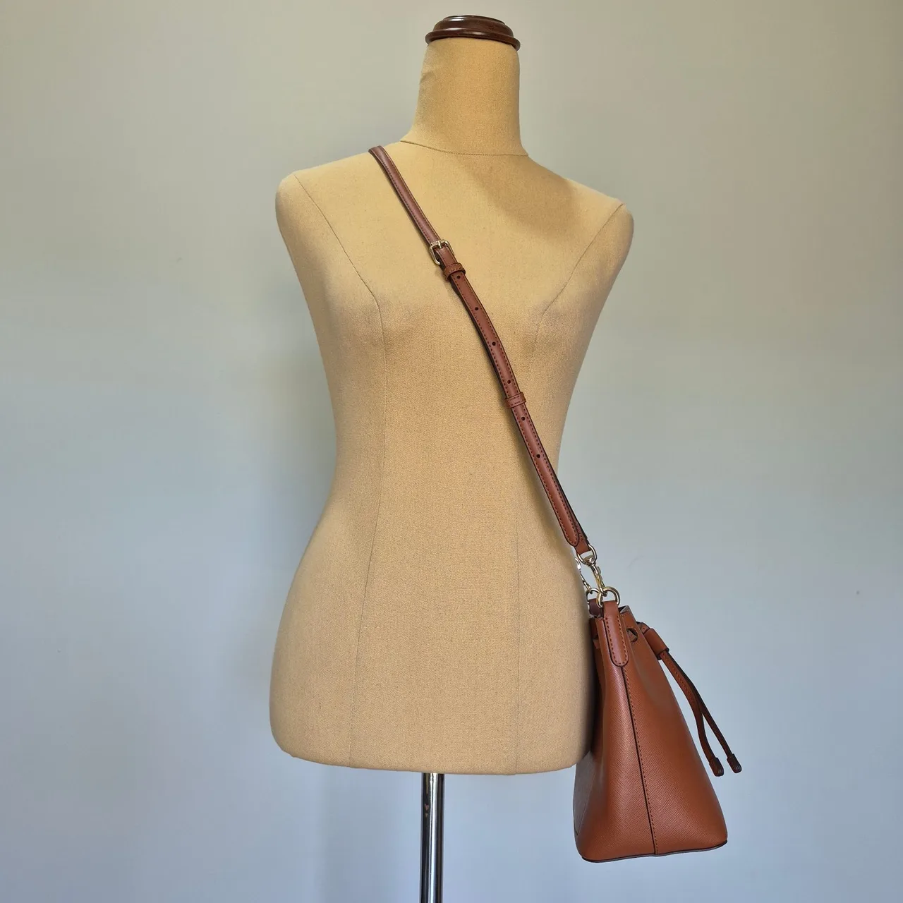 Oroton Harriet Medium Tan Brown Leather Bucket Shoulder Bag — photo 2