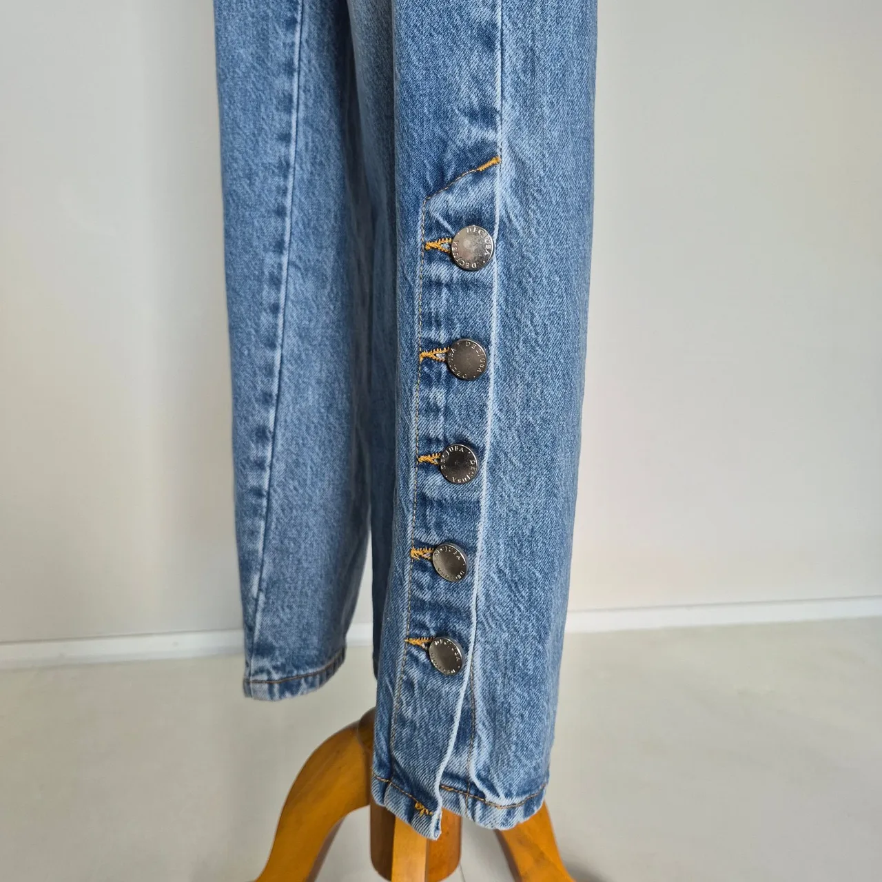 Decjuba Light Blue Wash Denim Button Detail Wide Leg Jeans Size 12 — photo 6