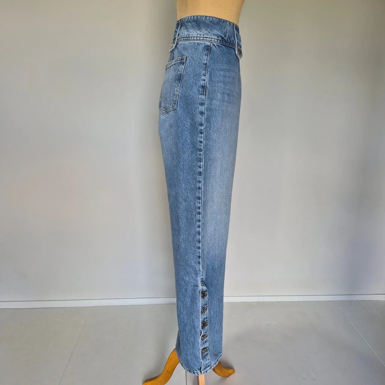 Decjuba Light Blue Wash Denim Button Detail Wide Leg Jeans Size 12 — photo 3