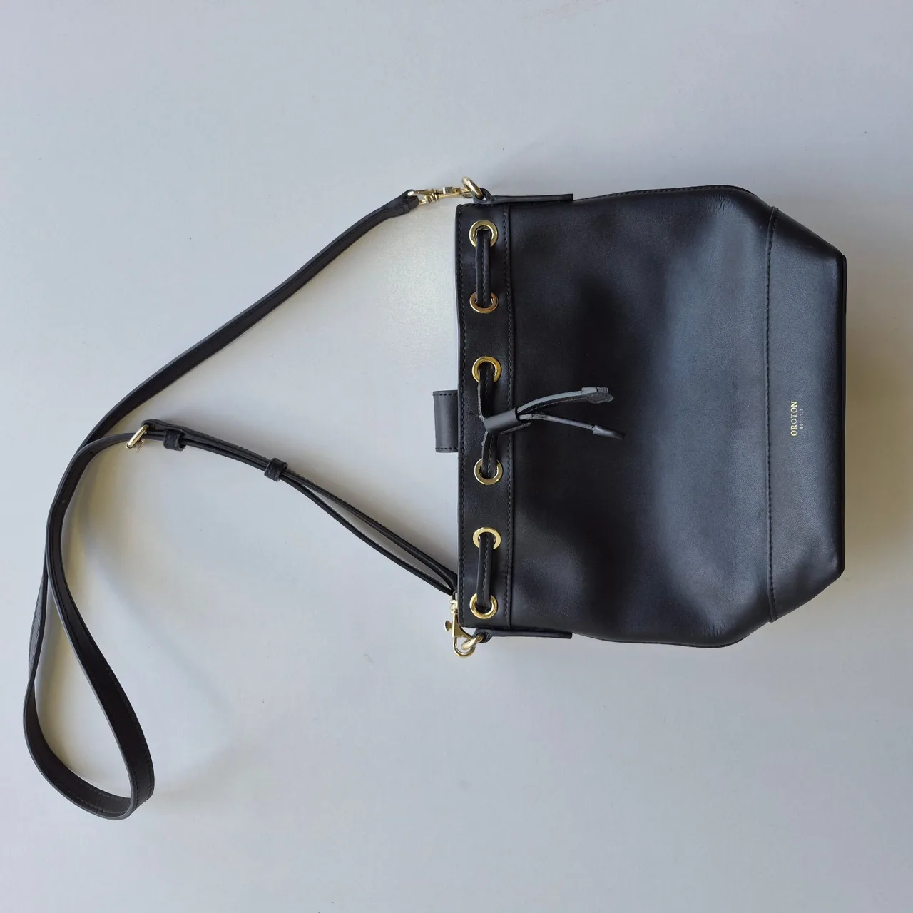 Oroton Medium Black Leather Bucket Shoulder Bag — photo 3