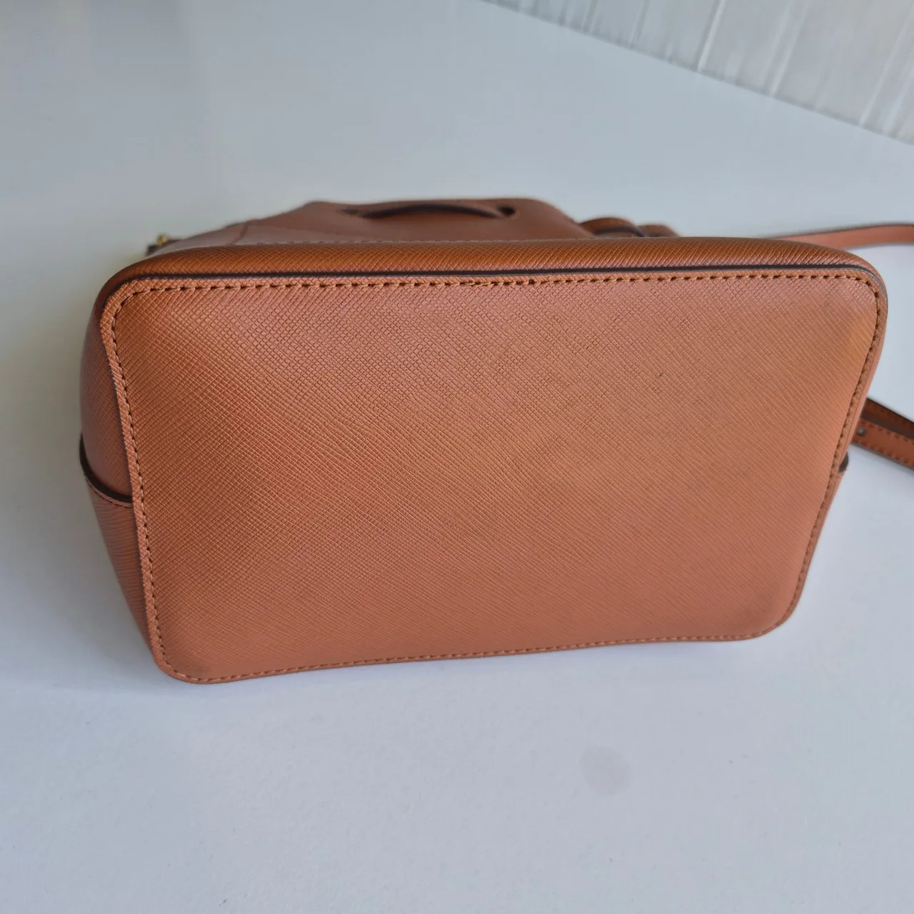 Oroton Harriet Medium Tan Brown Leather Bucket Shoulder Bag — photo 6
