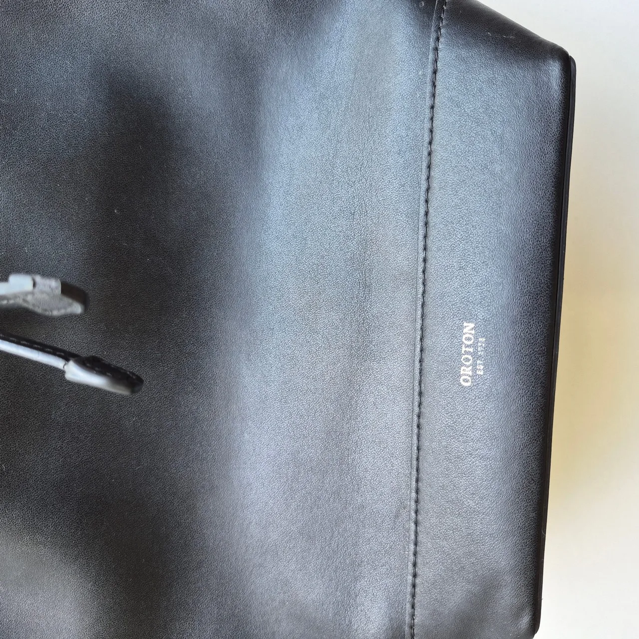 Oroton Medium Black Leather Bucket Shoulder Bag — photo 5