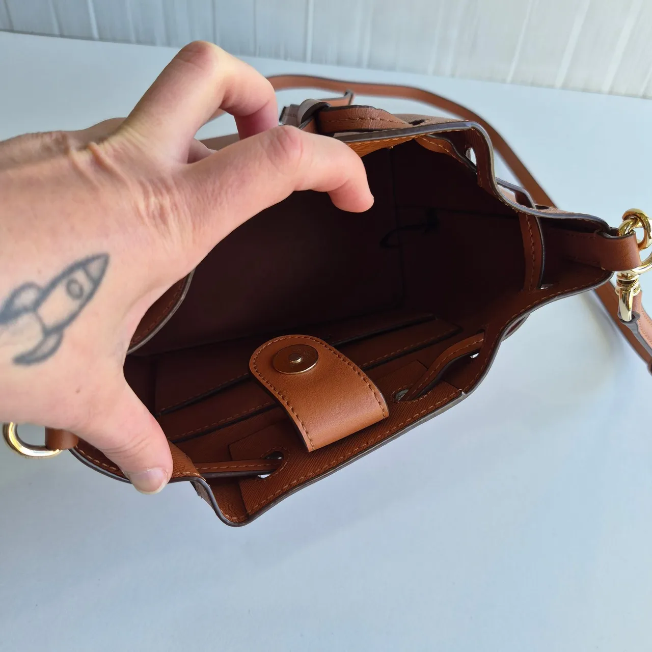 Oroton Harriet Medium Tan Brown Leather Bucket Shoulder Bag — photo 7