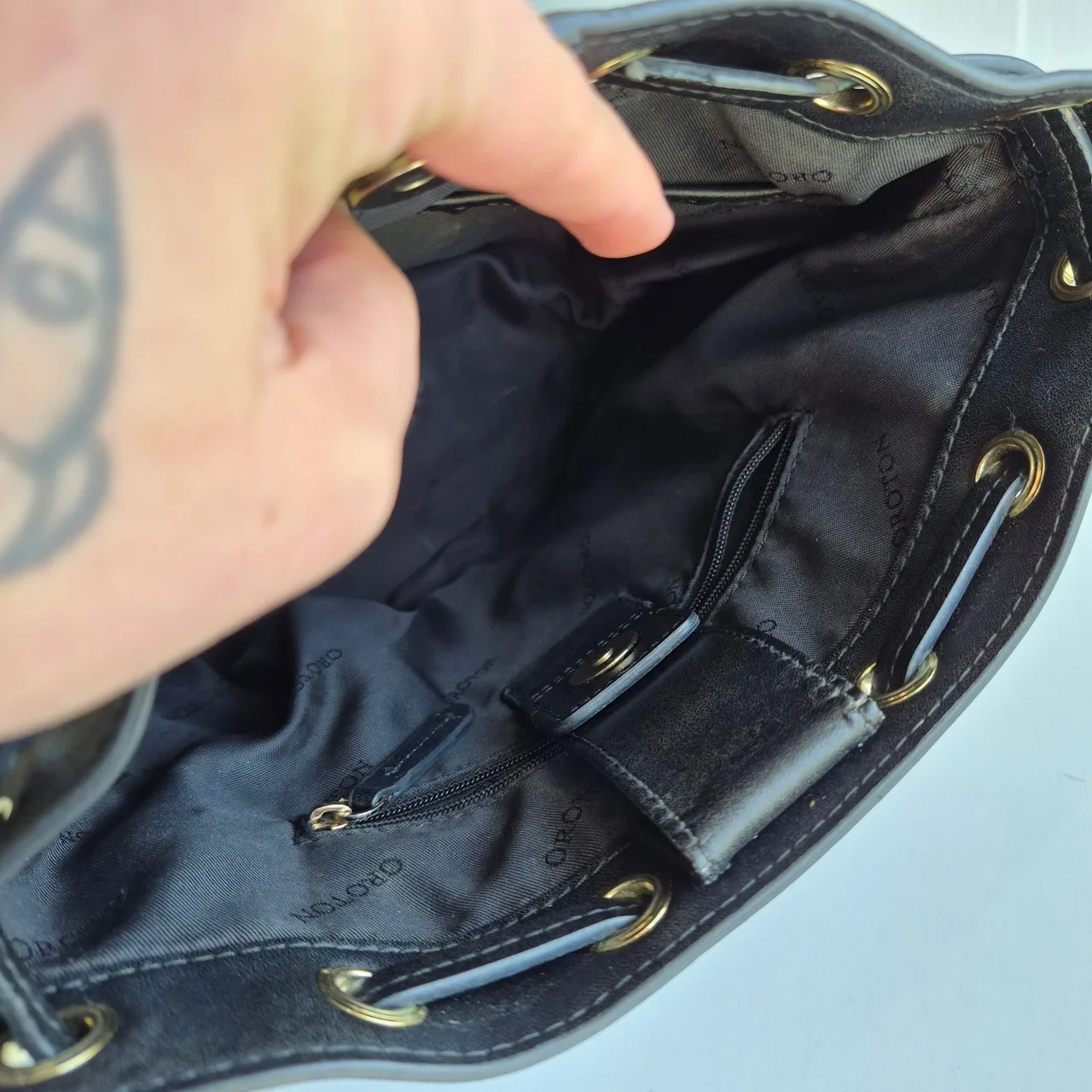 Oroton Medium Black Leather Bucket Shoulder Bag — photo 7