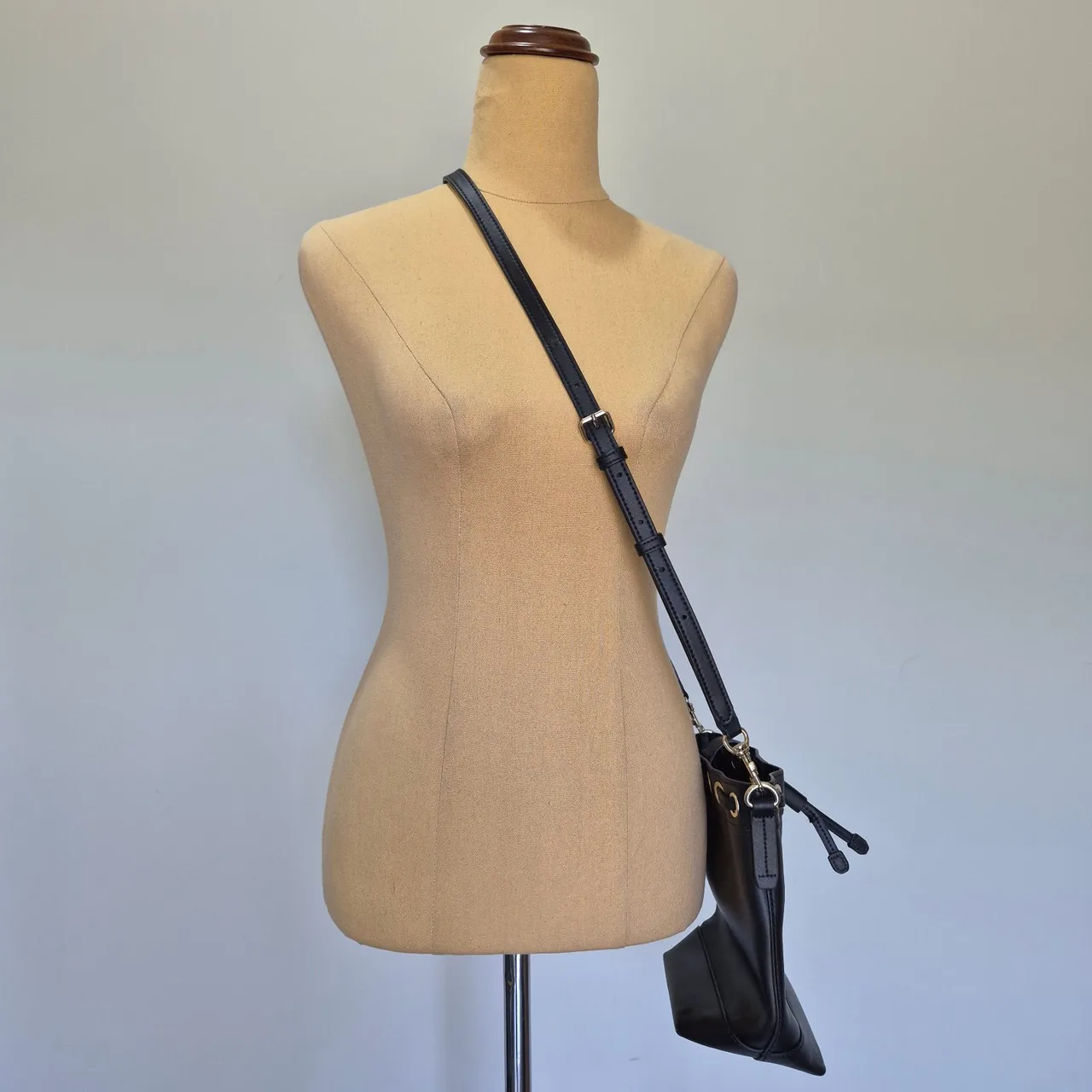 Oroton Medium Black Leather Bucket Shoulder Bag — photo 2
