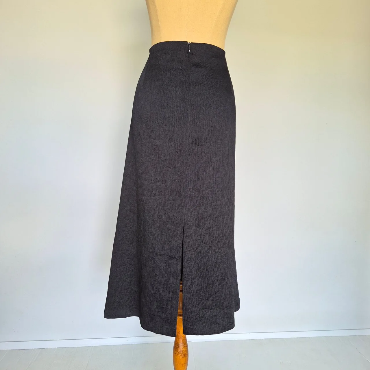 Veronika Maine Edit Black Textured Satin Split Midi Skirt Size 16 – photo 4
