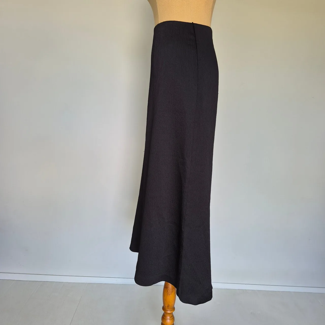 Veronika Maine Edit Black Textured Satin Split Midi Skirt Size 16 – photo 3
