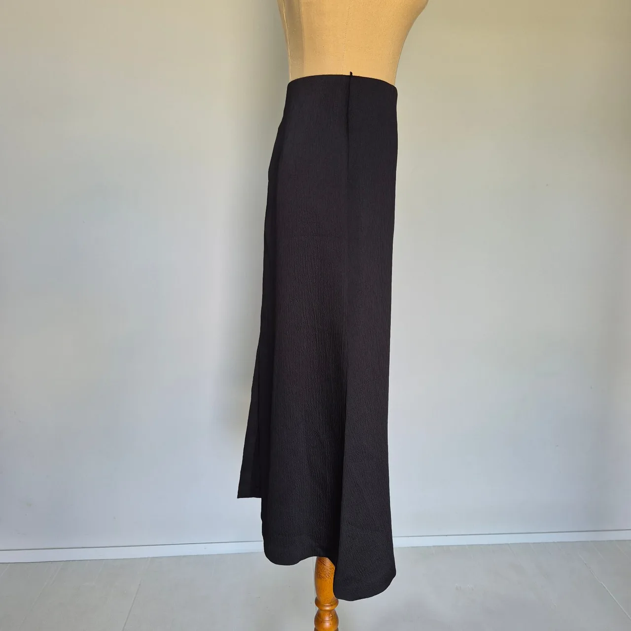 Veronika Maine Edit Black Textured Satin Split Midi Skirt Size 16 – photo 2