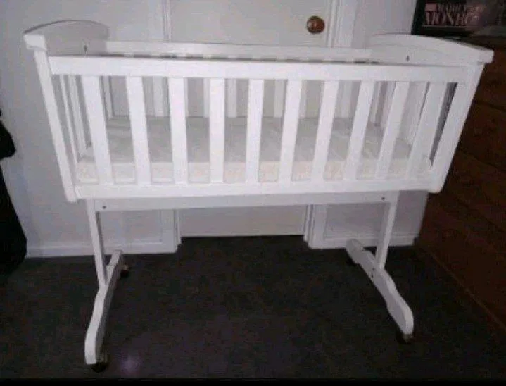 Baby Bassinet Wooden Cradle Rocking Lockable White – photo 2