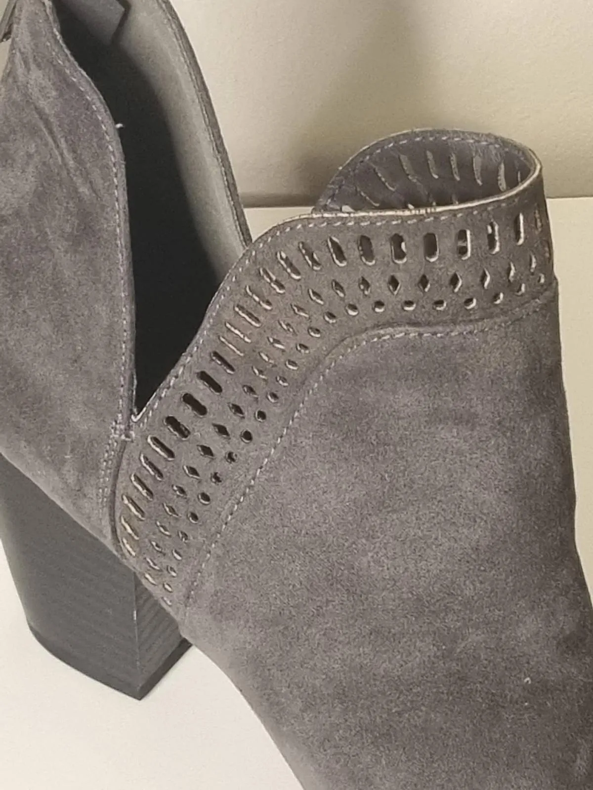 Grey cutout ankle boots – photo 2
