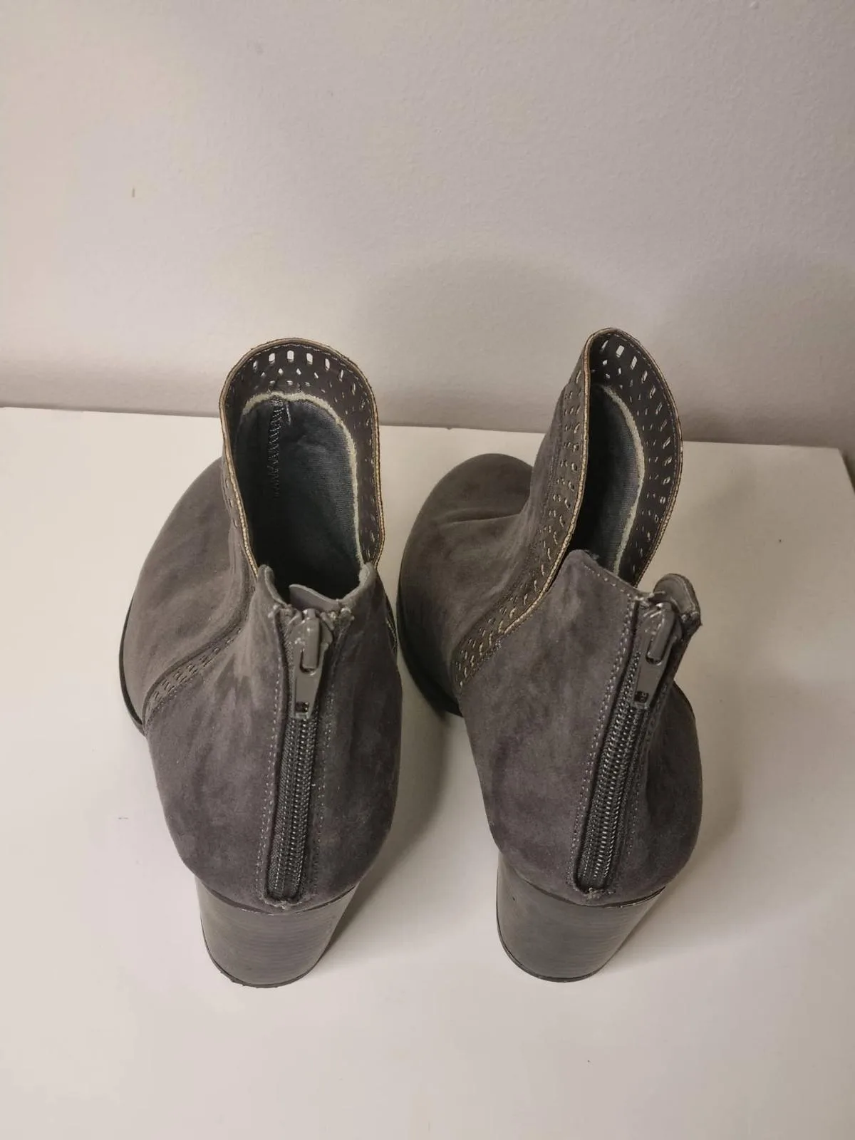 Grey cutout ankle boots – photo 3