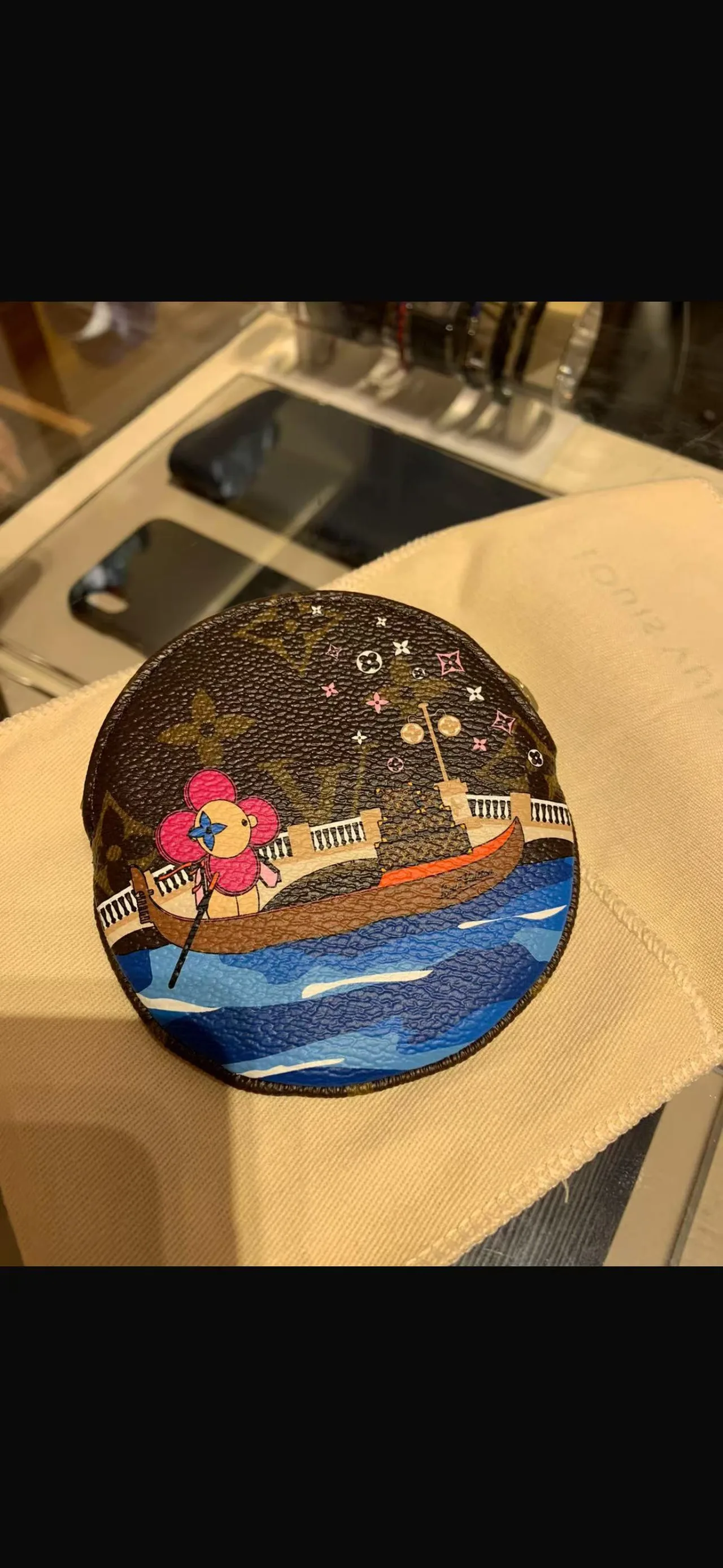 Louis Vuitton Christmas 2019 Limited Edition Vivienne Venice Round Coin Purse — photo 3