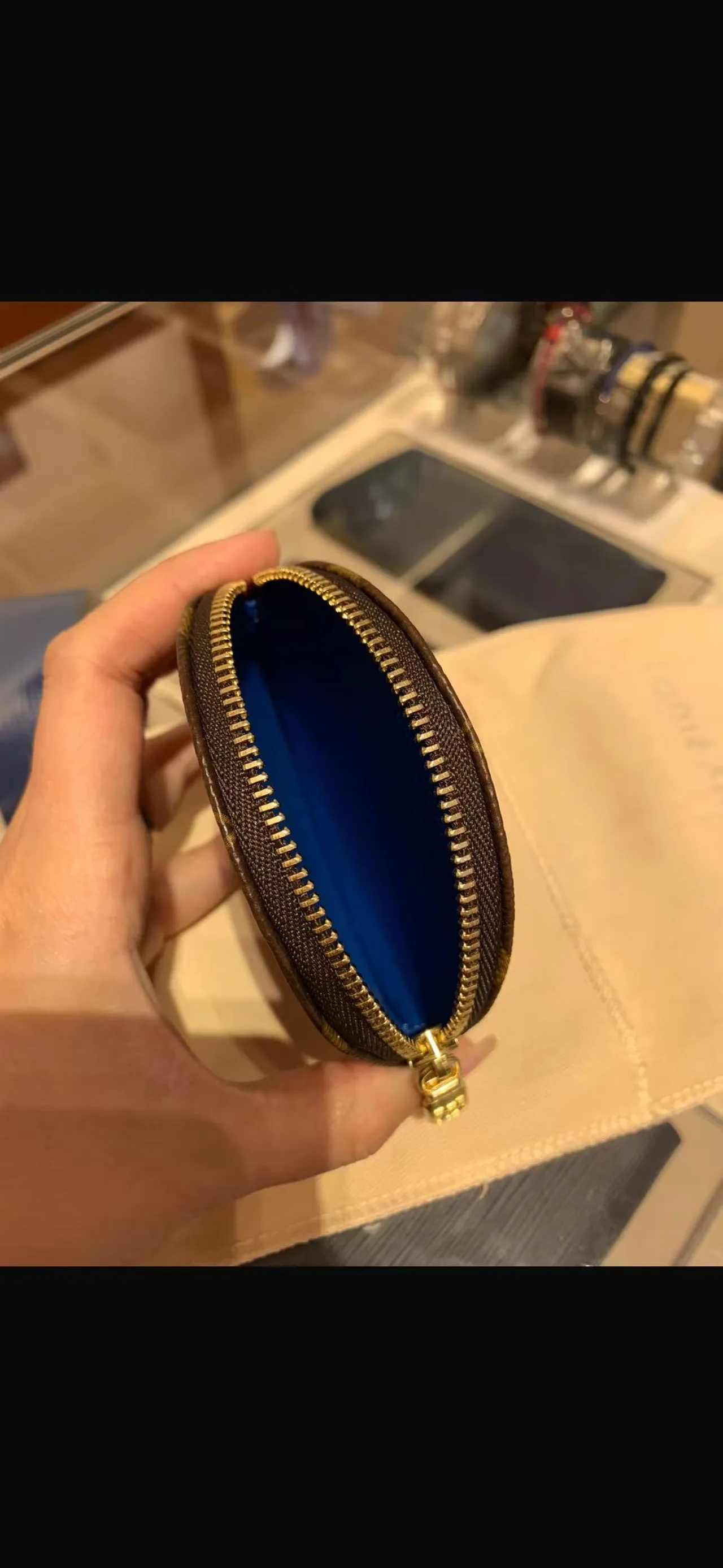 Louis Vuitton Christmas 2019 Limited Edition Vivienne Venice Round Coin Purse — photo 4