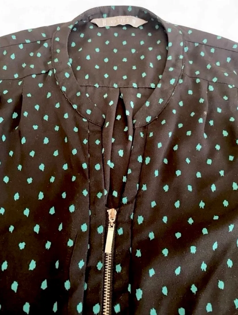 Katies Top 18 Black+ Green Spots – photo 4