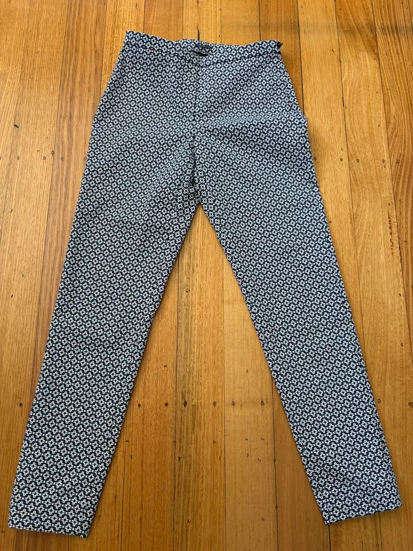 Elle Tahari ankle pants no size but 6 to 8