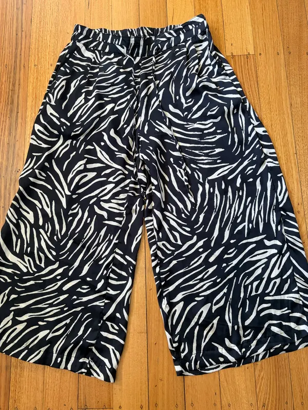 Suzanne Grae zebra print cropped pants size M