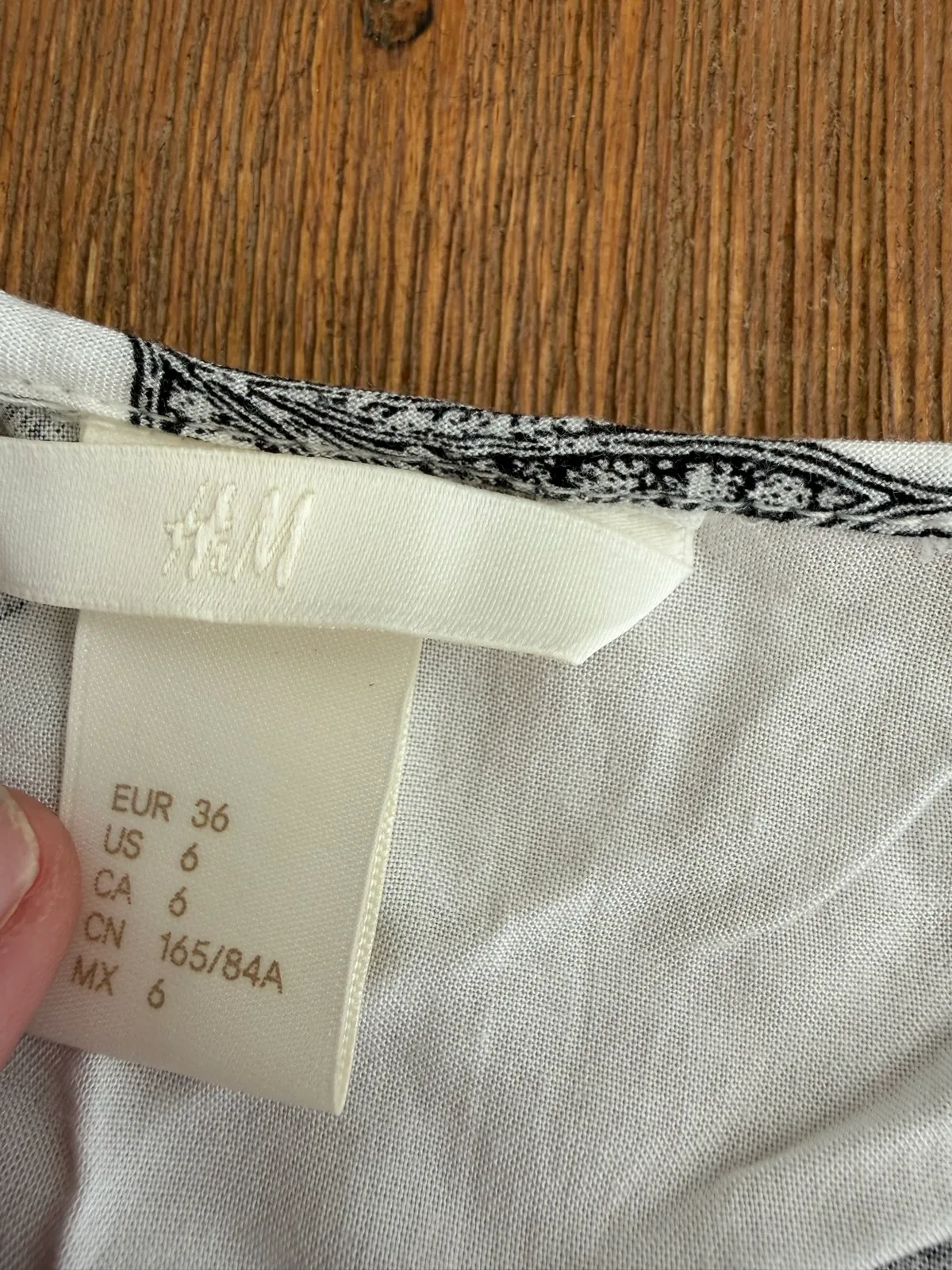 H & M sleeveless scoop neck top size 6 – photo 2